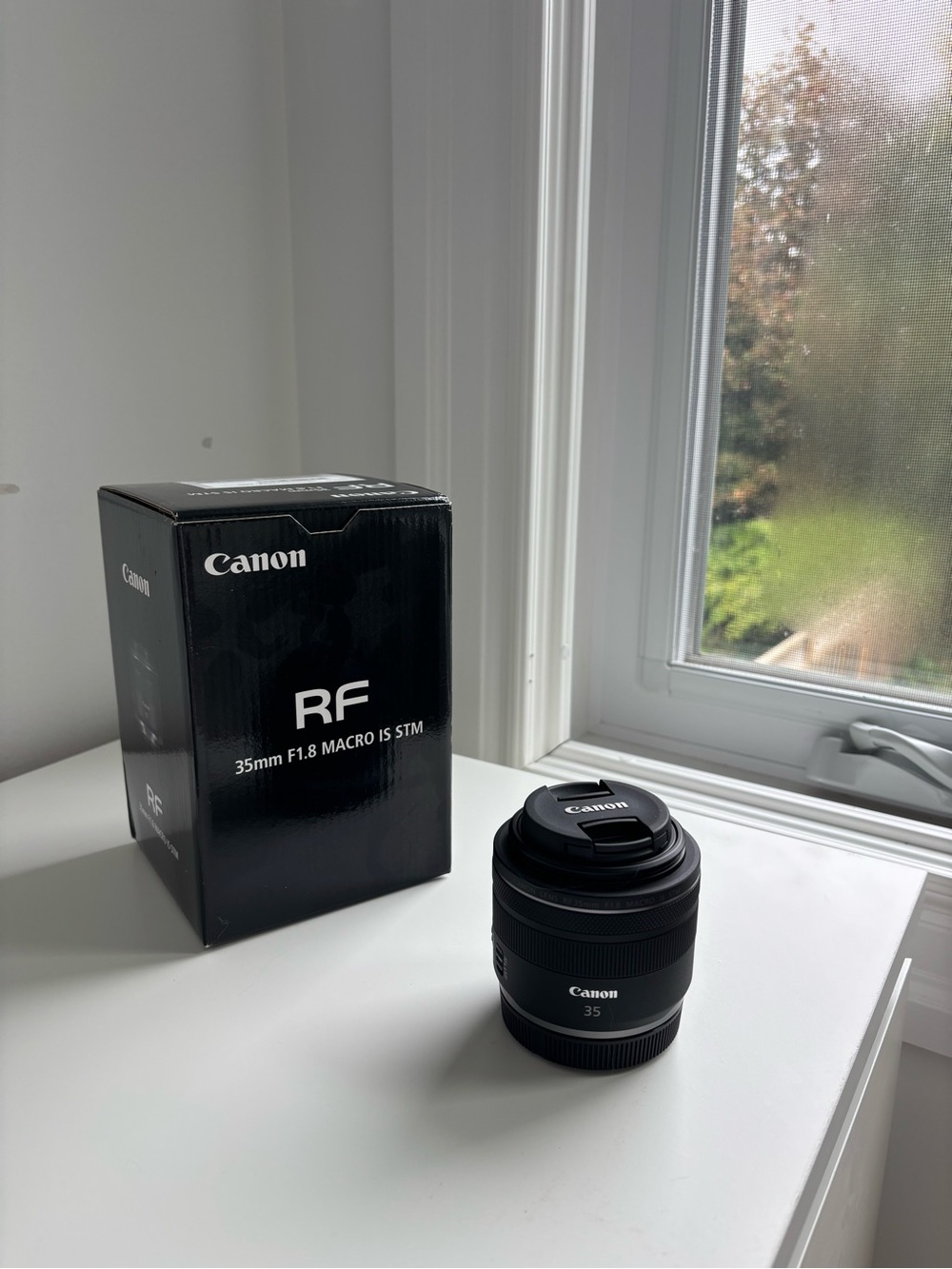 Canon RF 35mm f/1.8 Macro STM Lens — Black